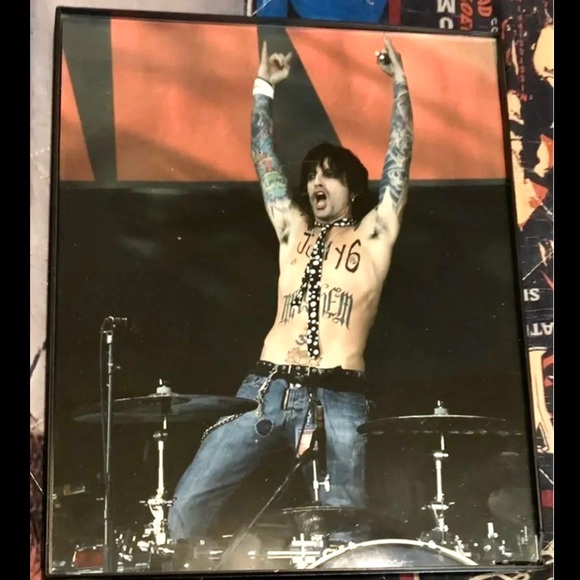 MOTLEY CRUE~Tommy Lee ~Awesome 8X10 Framed Photo - Picture 1 of 9